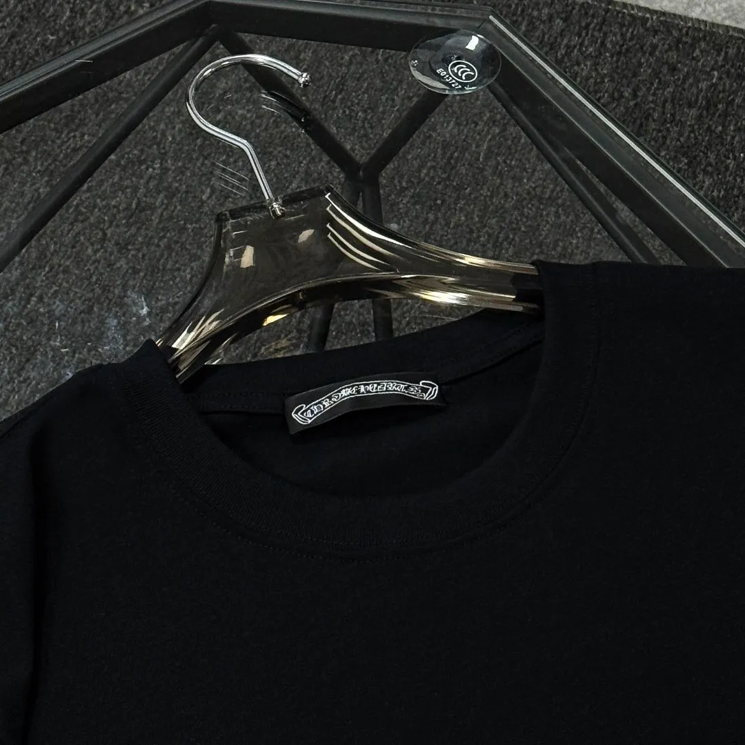 P180 Chrome Hearts Chrome Hearts 25 high version. The fabric is made of 300 grams of high-density cotton. It does not deform or shrink. It has three labels. It is the same style for men and women. Technology: Digital printing. Color: White. Black. SIZE: S-XL.